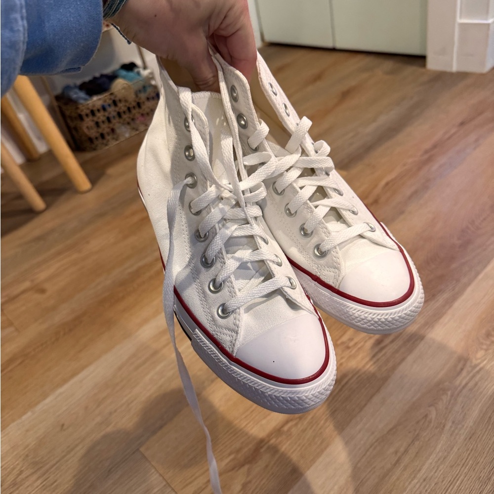 Men’s white converse size 6.5 (women’s 8.5)